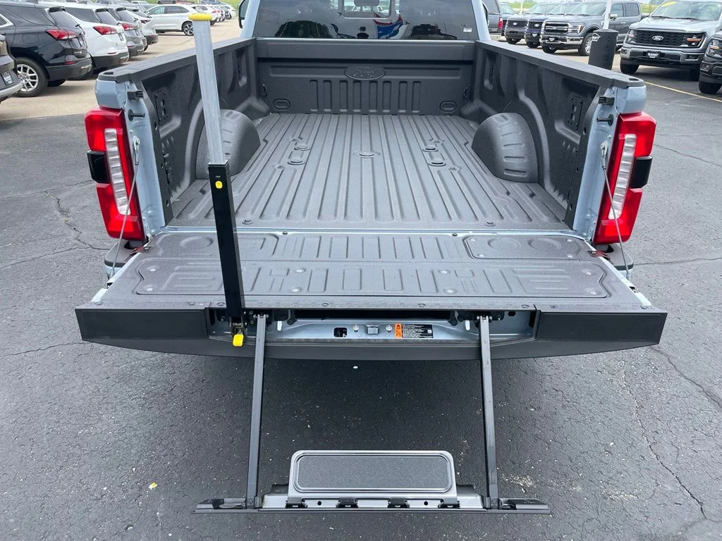 New 2026 Glacier Gray Metallic Tri-Coat Ford F-250® Lariat® image 38