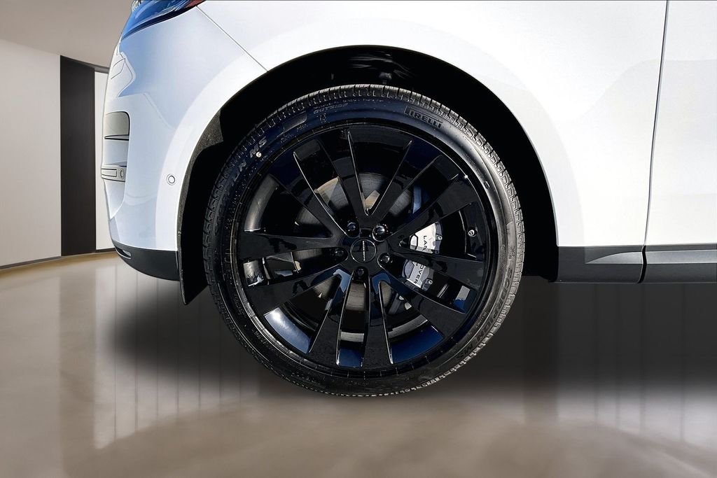 New 2026 FUJI WHITE Land Rover SE image 13