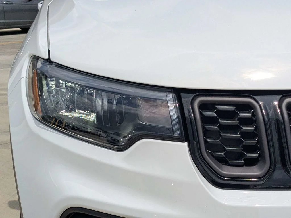 New 2026 Bright White Clear-Coat Exterior Paint Jeep Latitude image 11