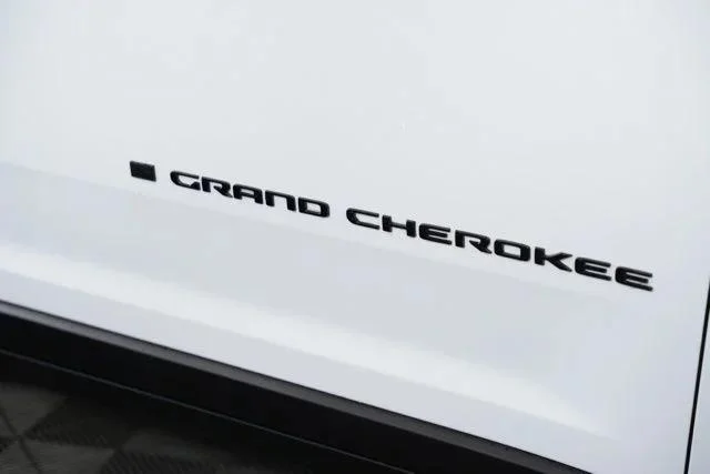 New 2026 Bright White Clear-Coat Exterior Paint Jeep Laredo image 49