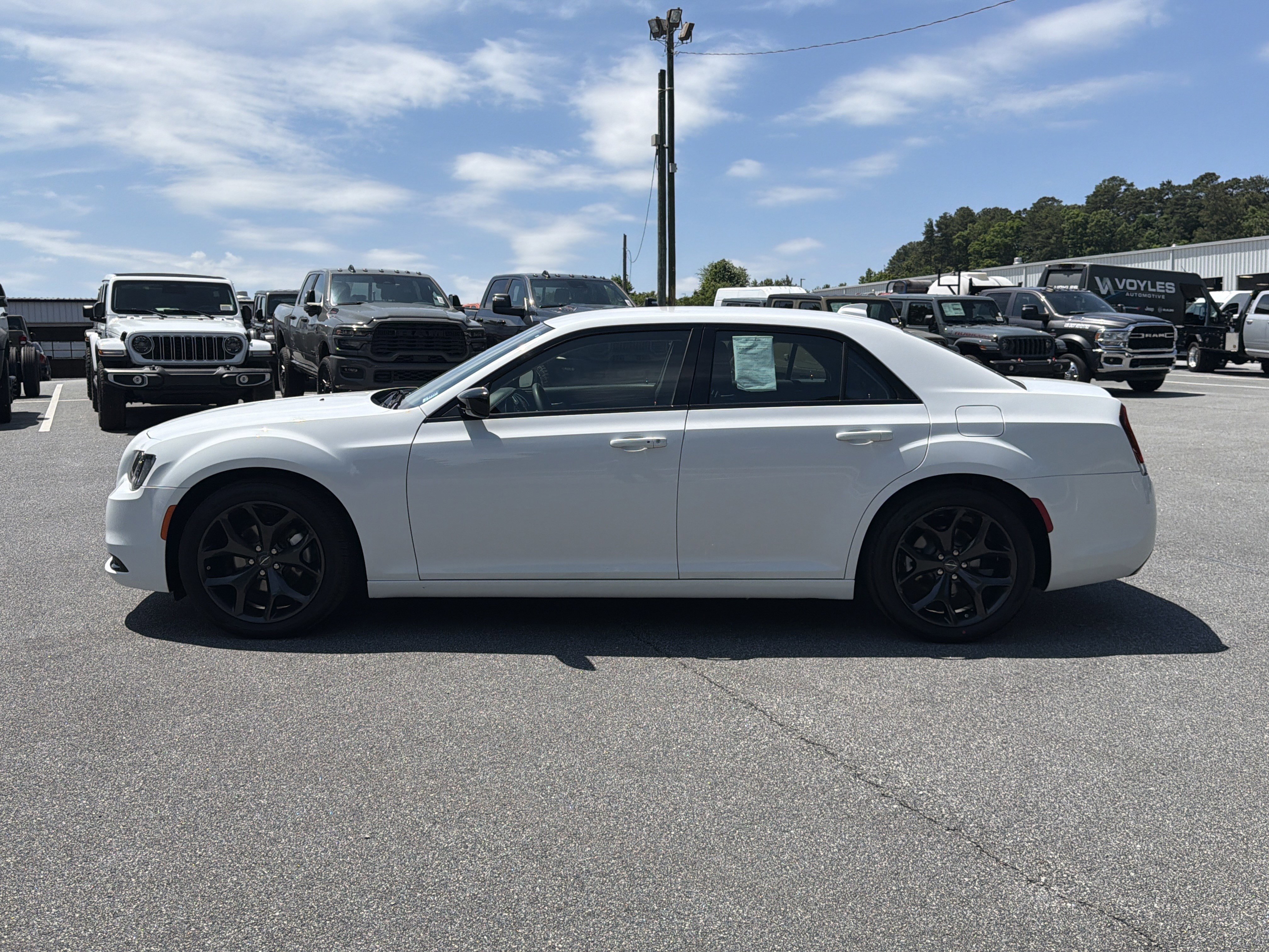 Used 2022 Bright White Clearcoat Chrysler Touring image 8
