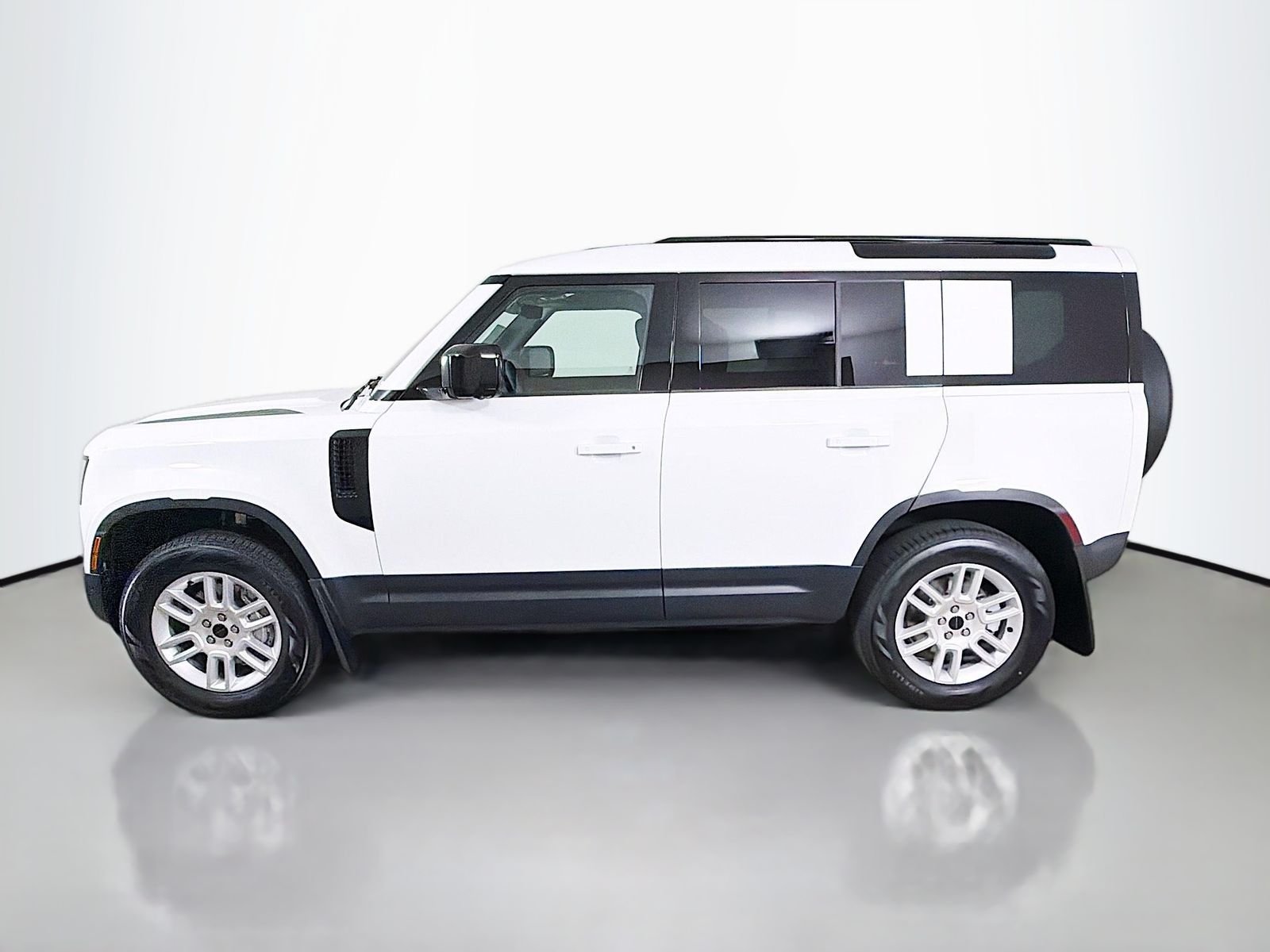 New 2026 Fuji White Land Rover S image 2