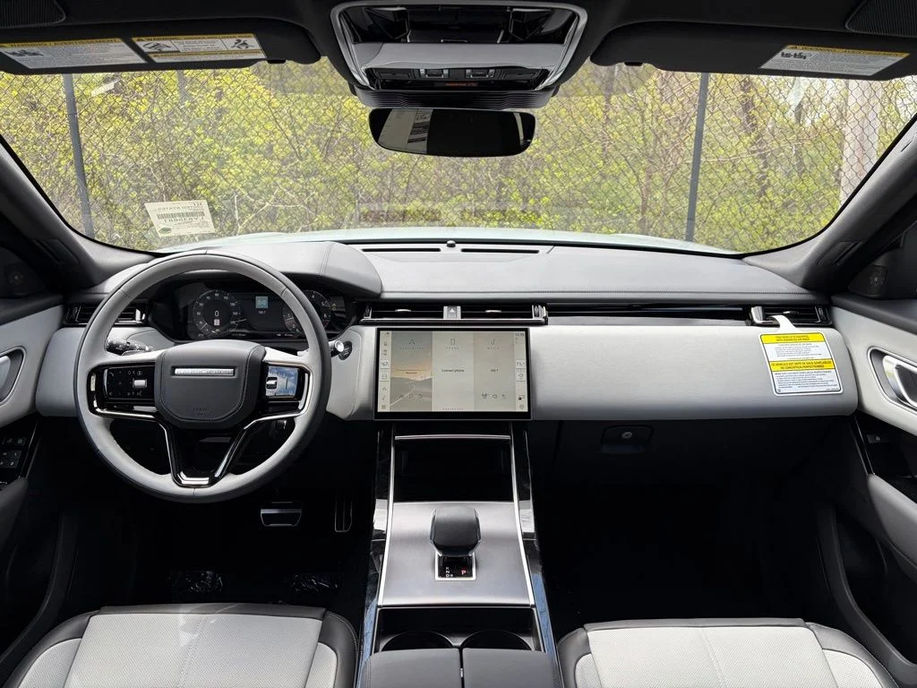 New 2026 Arroios Grey Land Rover Dynamic SE image 18