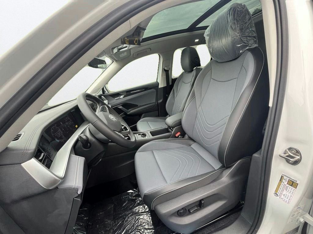 New 2026 White/off-white Volkswagen SE image 10