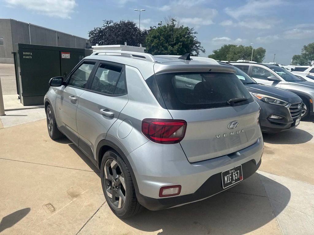 Used 2022 Silver Hyundai SEL image 4