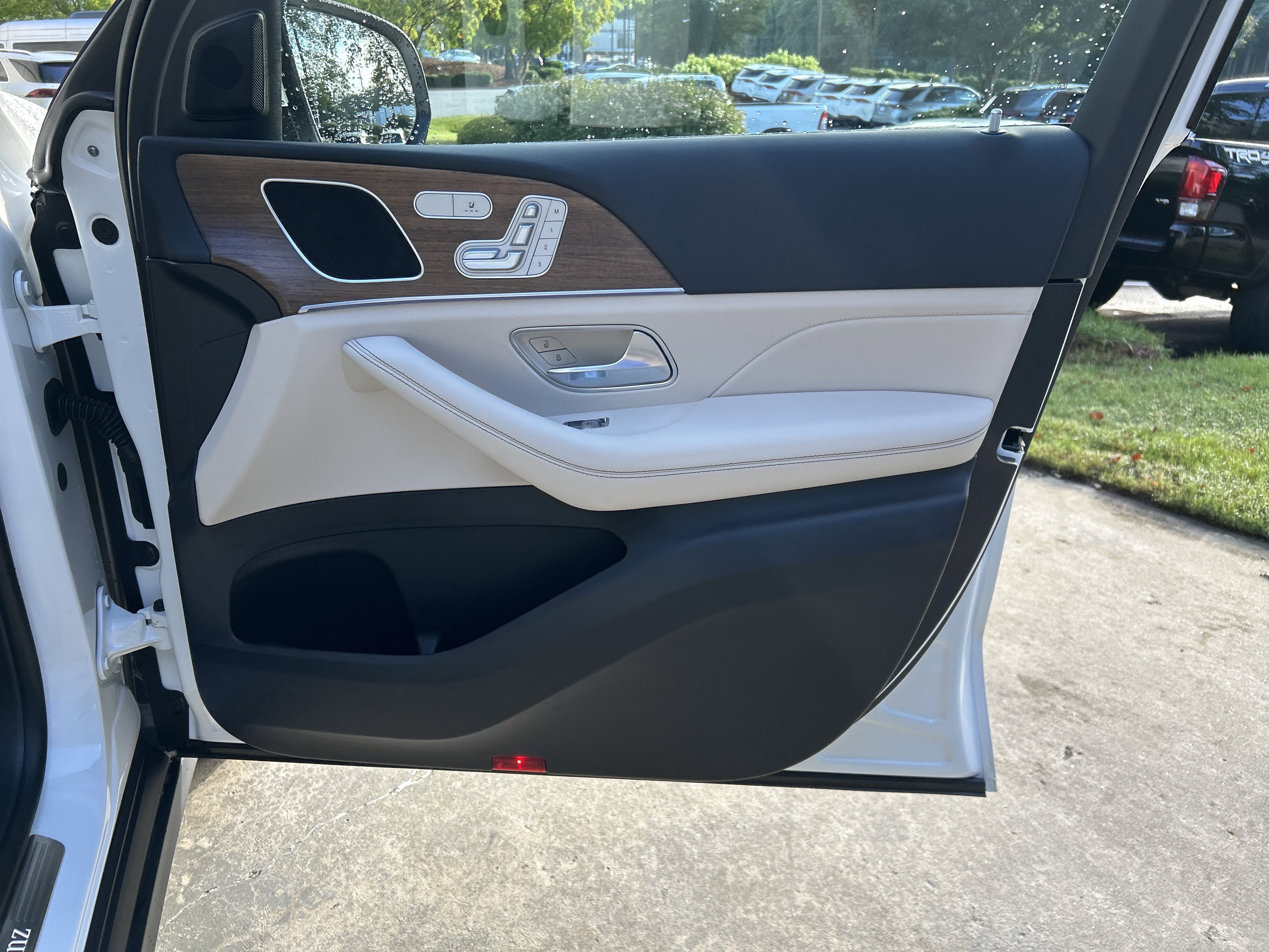 Certified Used 2025 Polar White Mercedes-Benz GLE 450e 4MATIC® SUV image 50