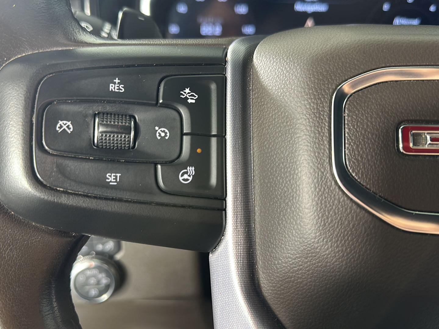 Used 2022 White Frost Tricoat GMC SLT image 19