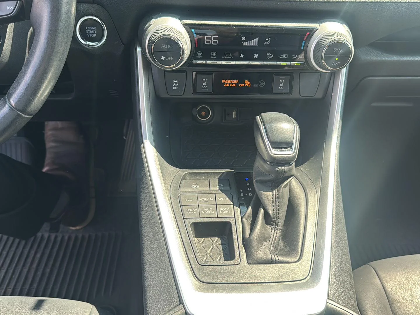 Used 2019 Lunar Rock Toyota XLE Premium image 11