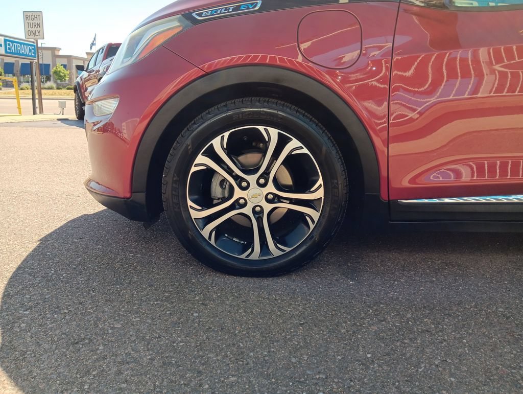 Used 2019 Includes (TUS) Black grille.) Chevrolet Premier image 26