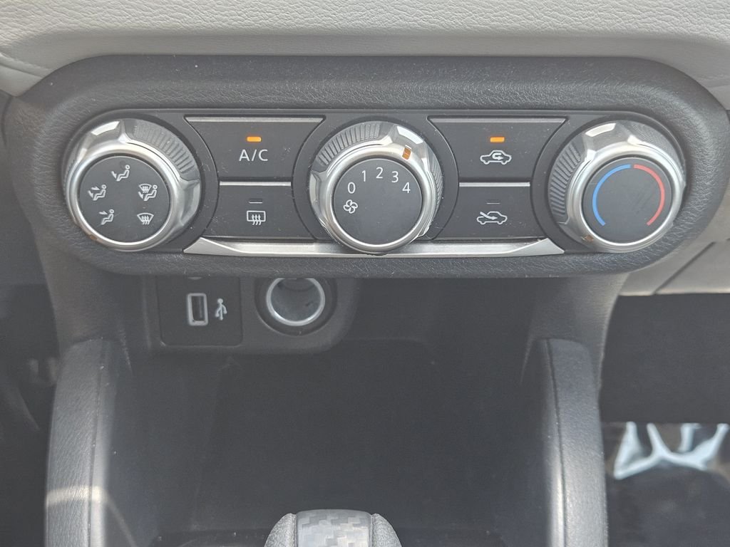 Used 2022 Black Nissan 1.6 SV image 20
