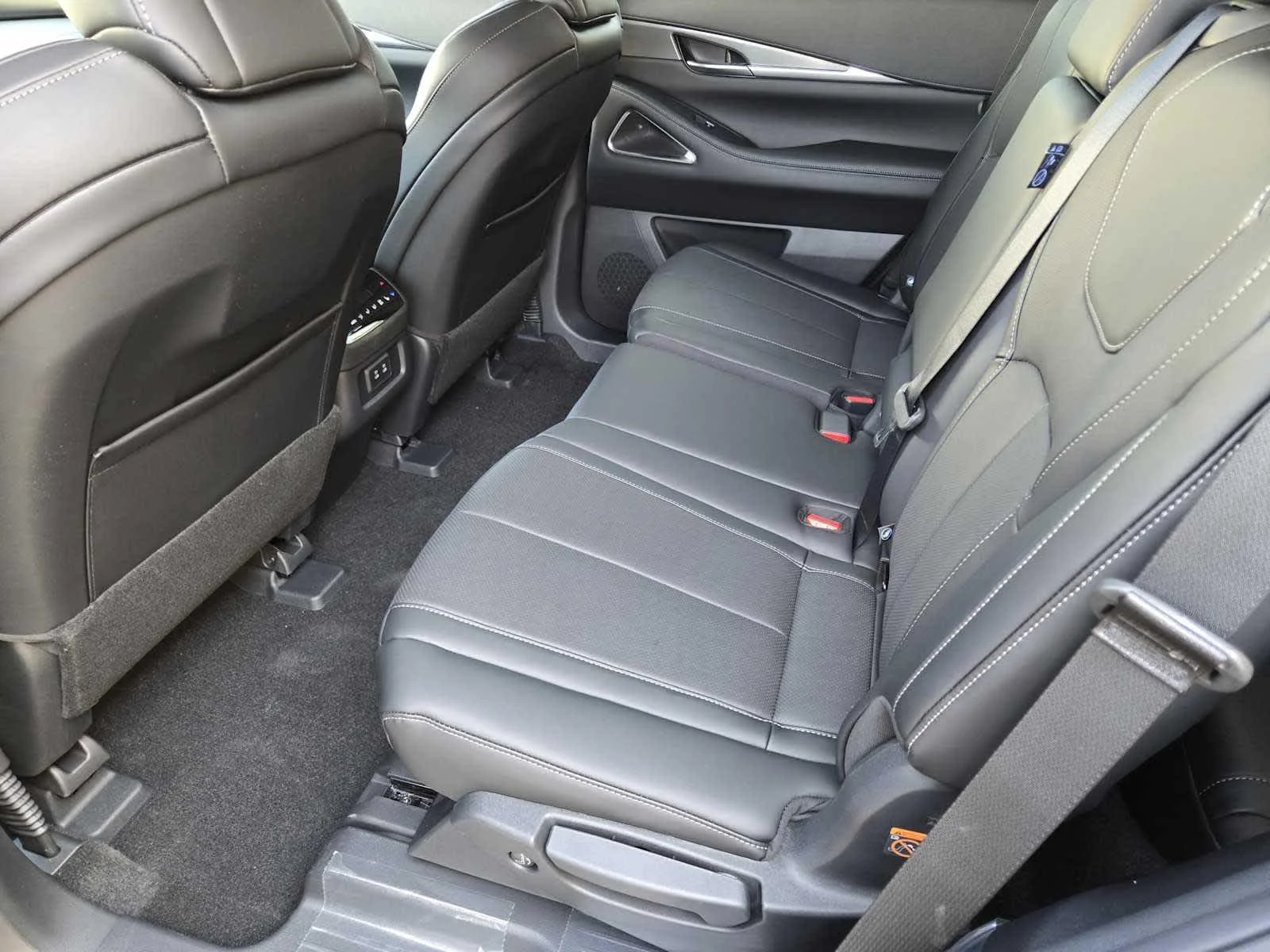 Certified Used 2026 Mineral Black INFINITI LUXE image 18