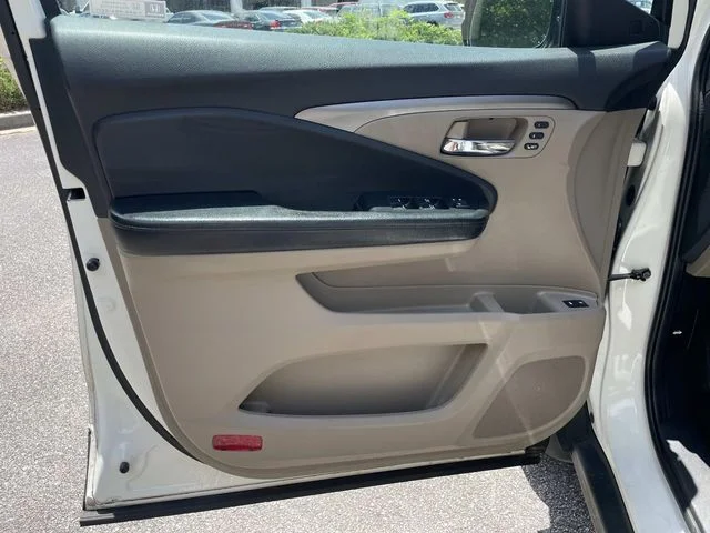 Used 2019  Honda EX-L image 17