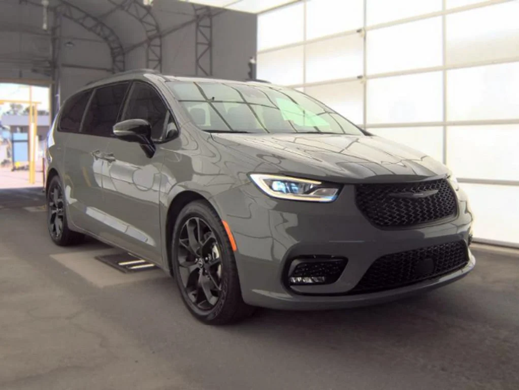 Used 2025 Gray Clearcoat Chrysler Limited image 4