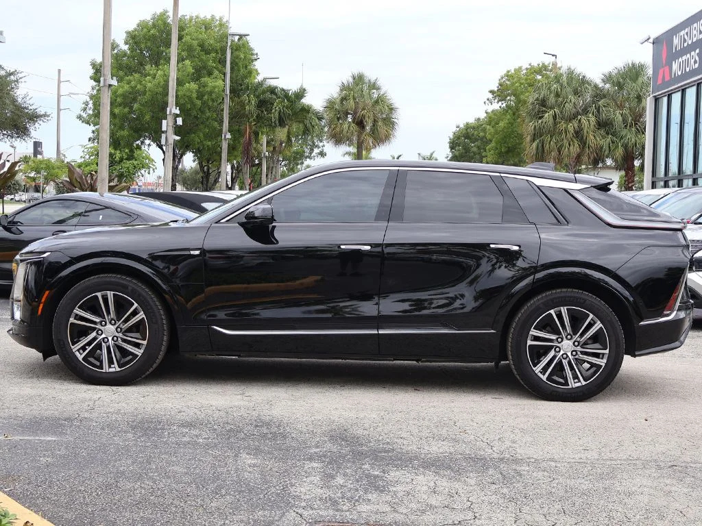 Used 2025 Black Cadillac Luxury image 21