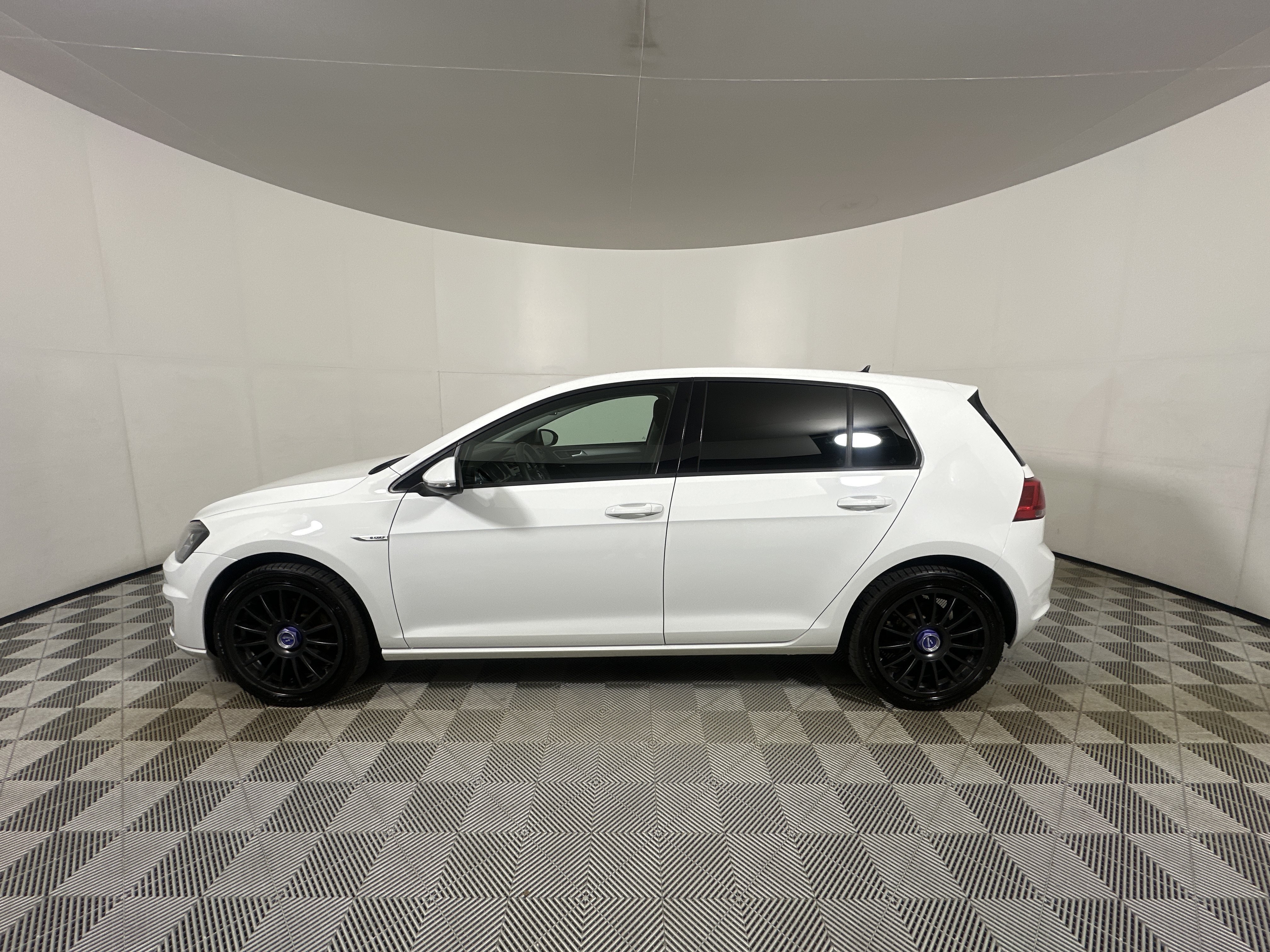 Used 2016 White Volkswagen SE image 4