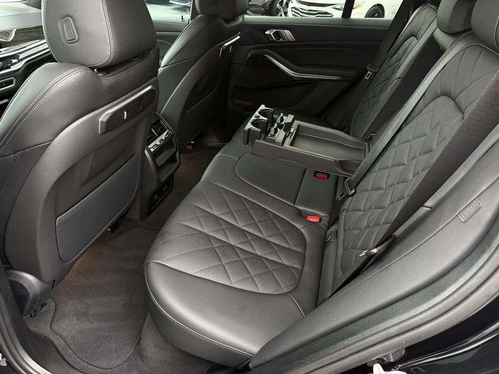 Used 2024  BMW sDrive40i image 19