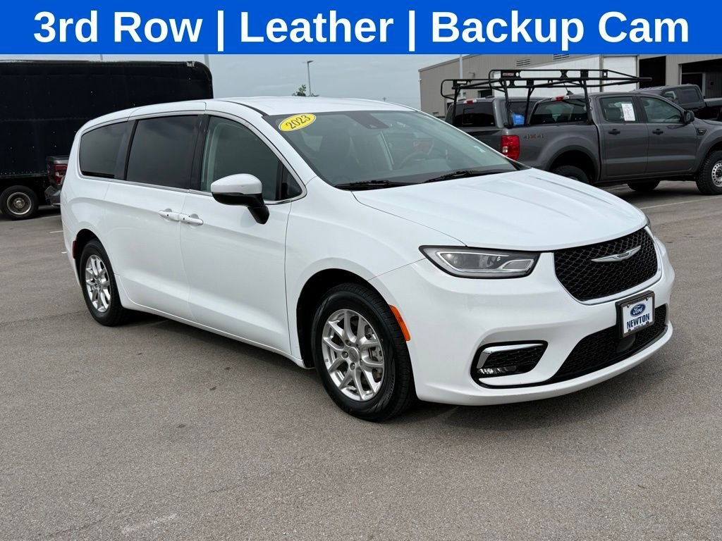 2023 Chrysler Pacifica Touring L's photo