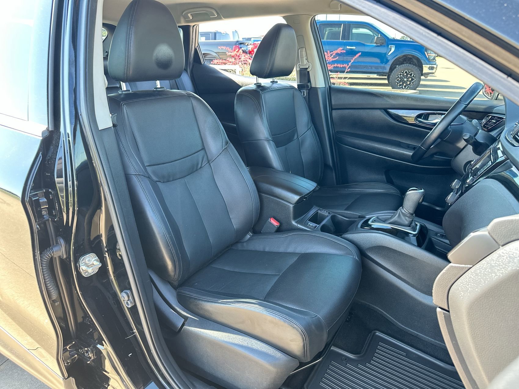 Used 2022 Magnetic Black Pearl Nissan SL image 24