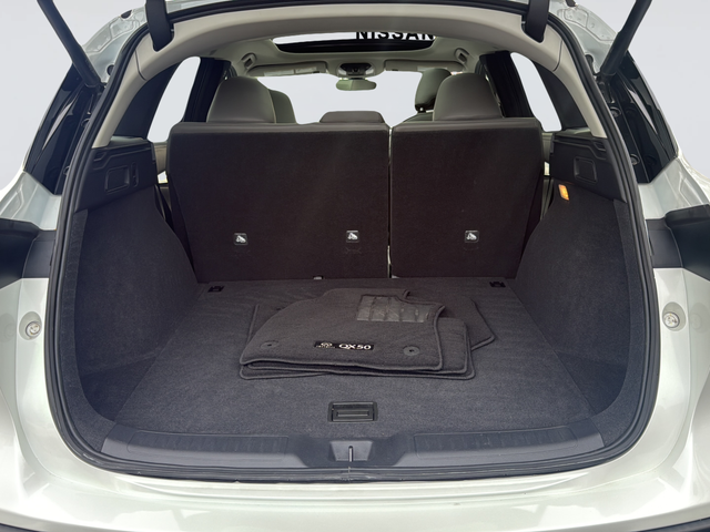 Used 2023 White INFINITI LUXE image 31