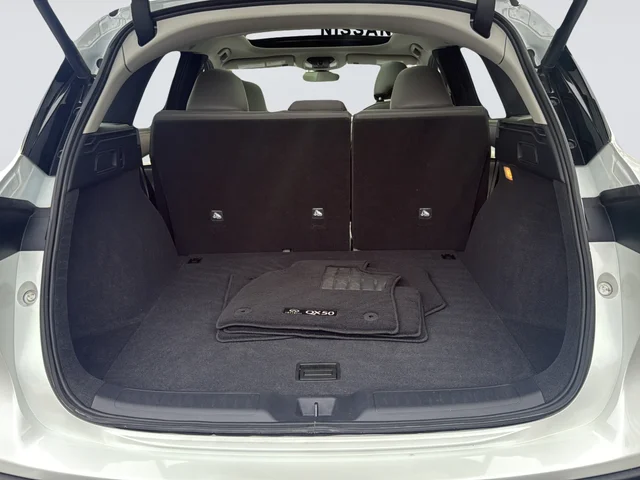 Used 2023 White INFINITI LUXE image 31