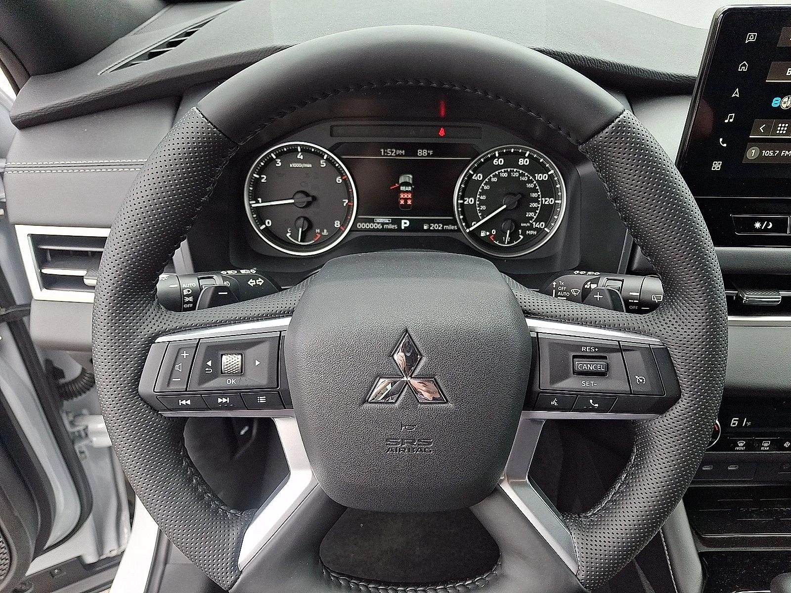 New 2026 White Mitsubishi LE image 18