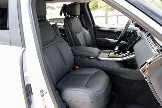 Used 2024  Land Rover Dynamic SE image 45