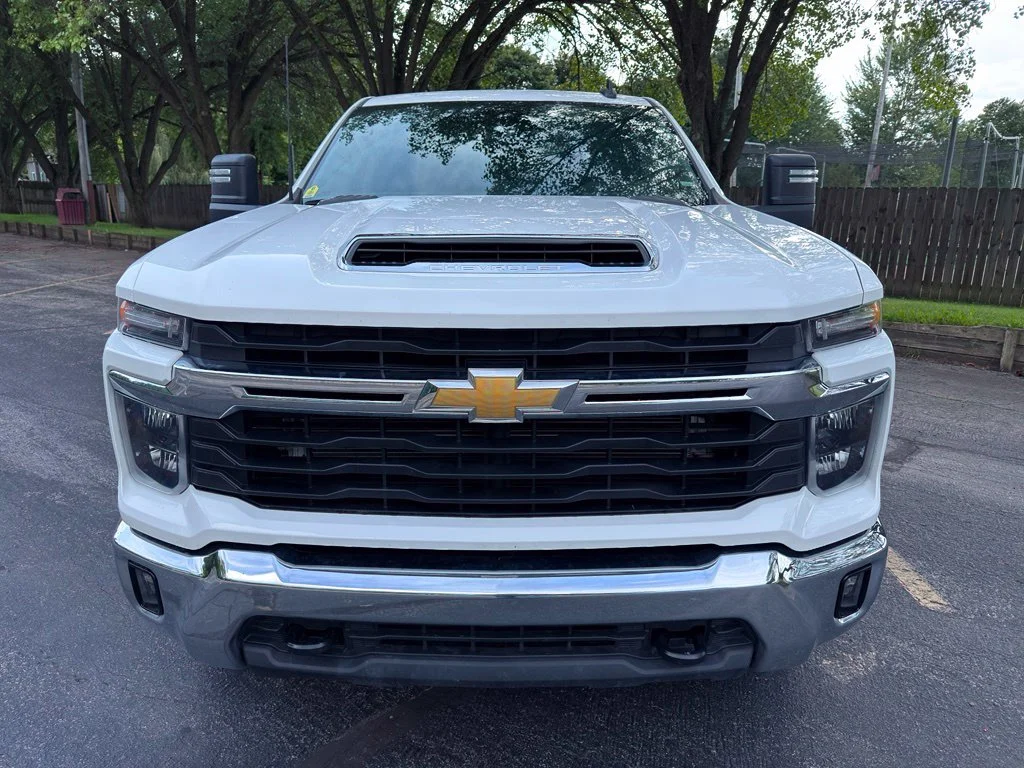 Used 2025 White Chevrolet LT image 15