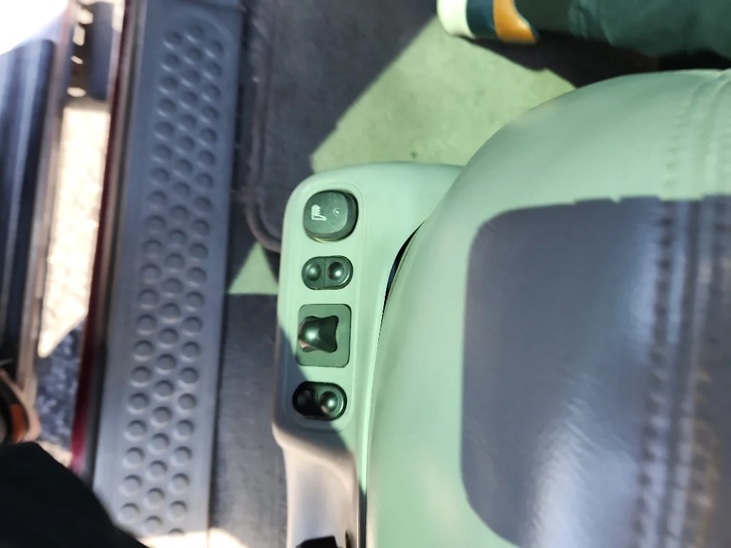 Used 2004 Red Ford  image 17