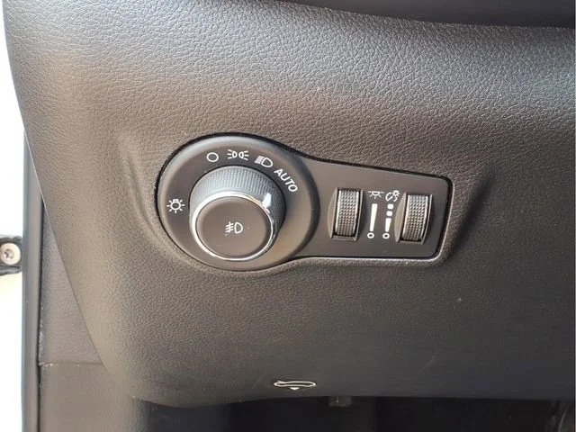 Used 2024  Jeep Latitude image 15