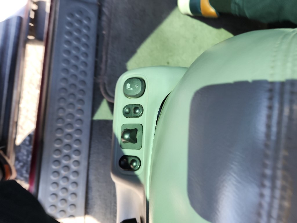 Used 2004 Red Ford  image 17