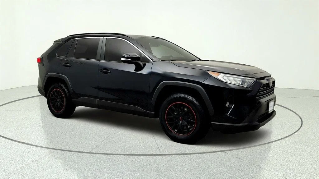 Used 2019 Midnight Black Metallic Toyota XLE AWD image 3