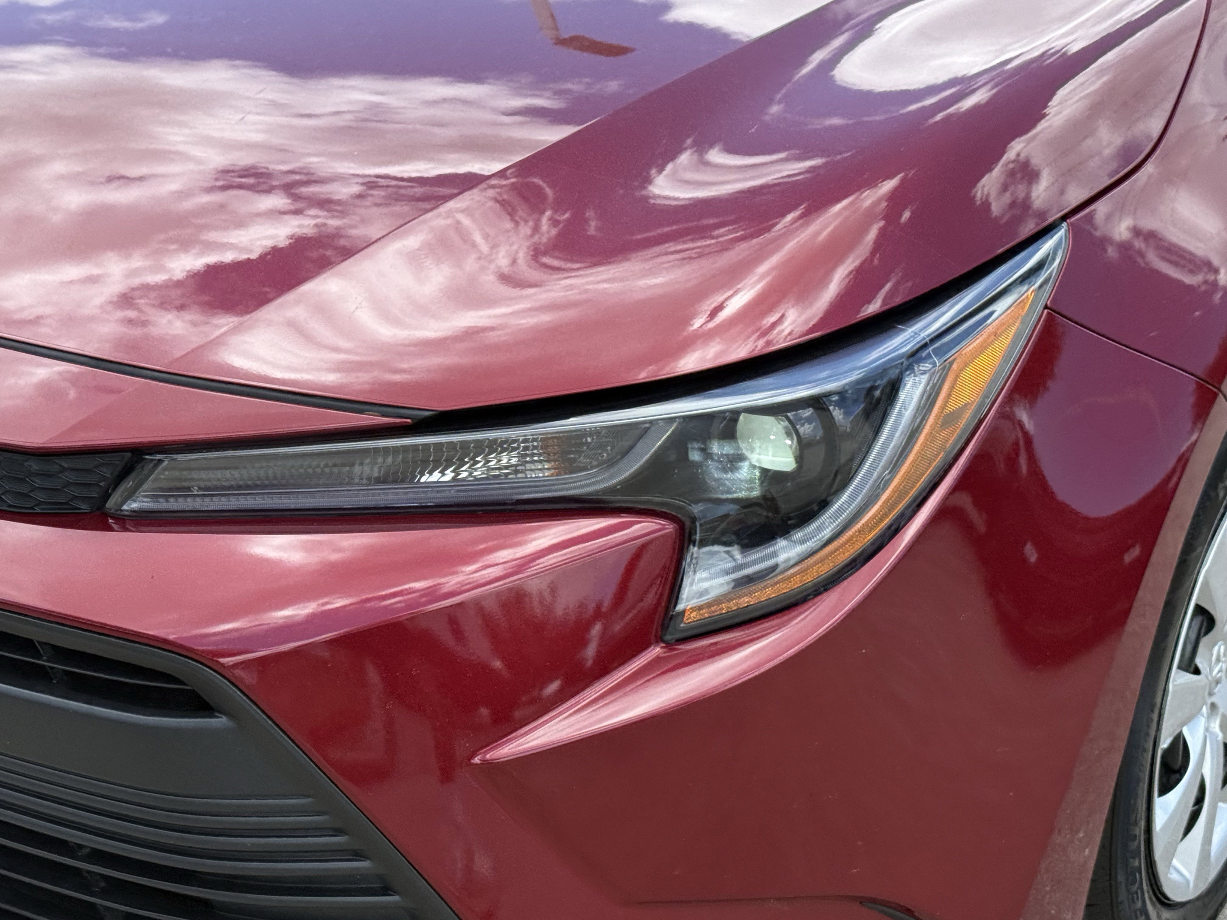 Used 2025 Pearl Toyota LE image 11