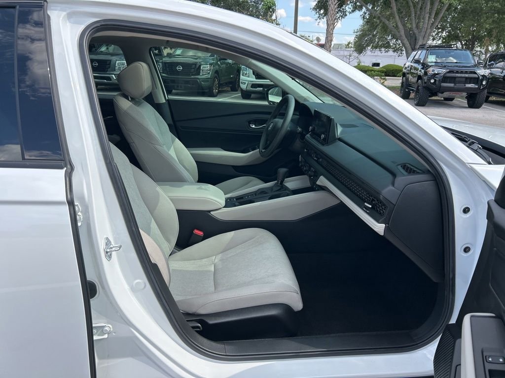 Used 2025  Honda SE image 37