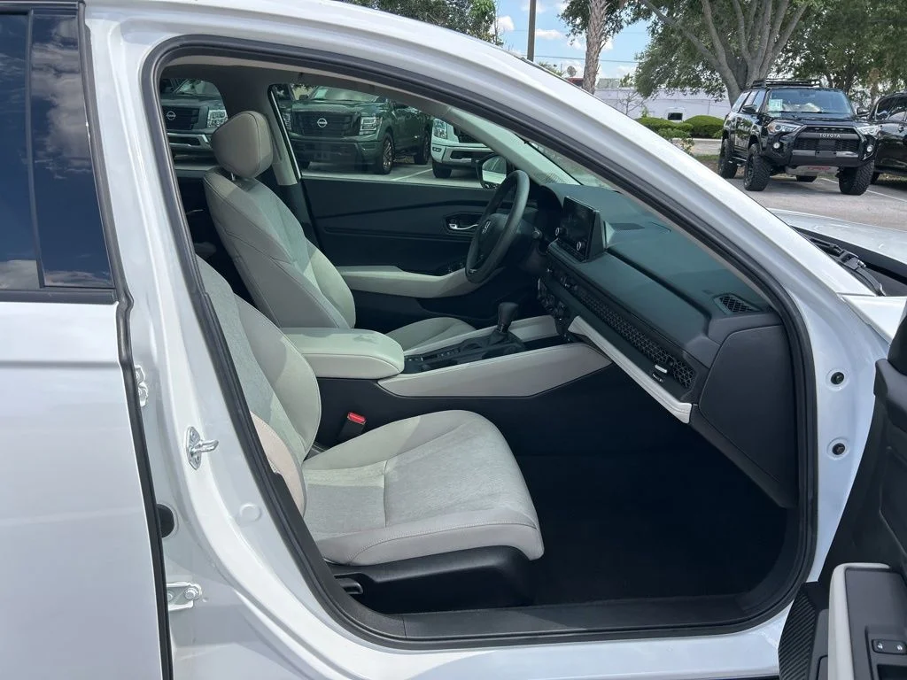 Used 2025 Platinum White Pearl Honda SE image 37