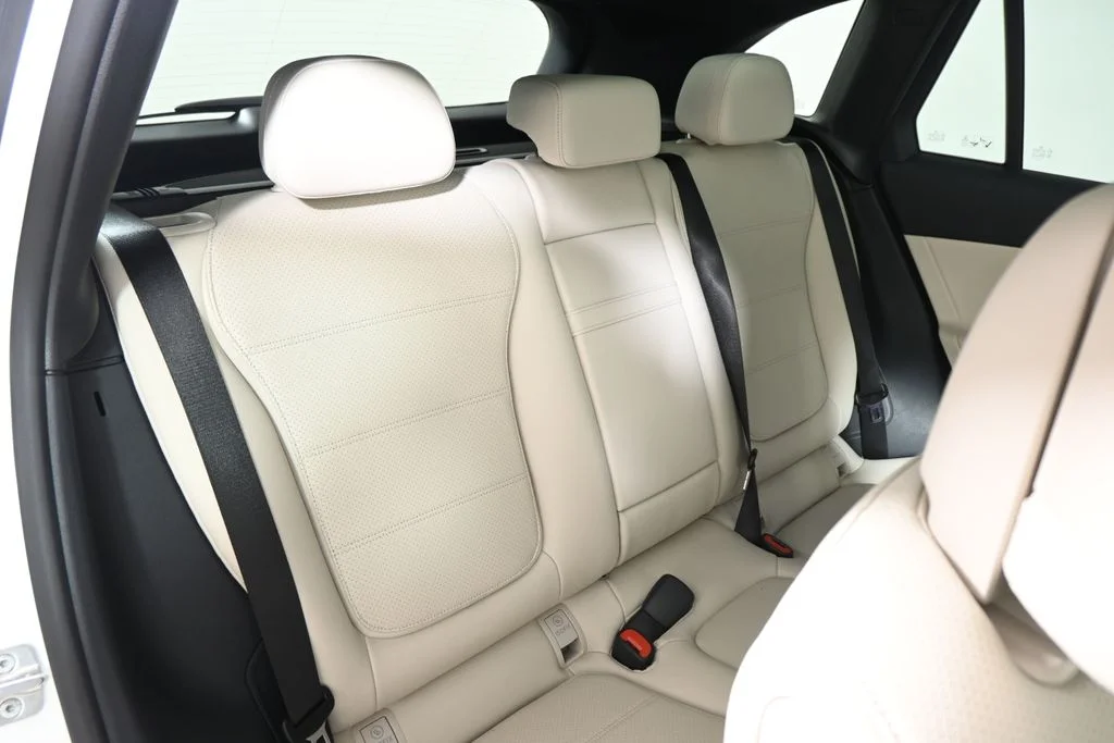 Used 2027 White Mercedes-Benz GLC 300 image 31