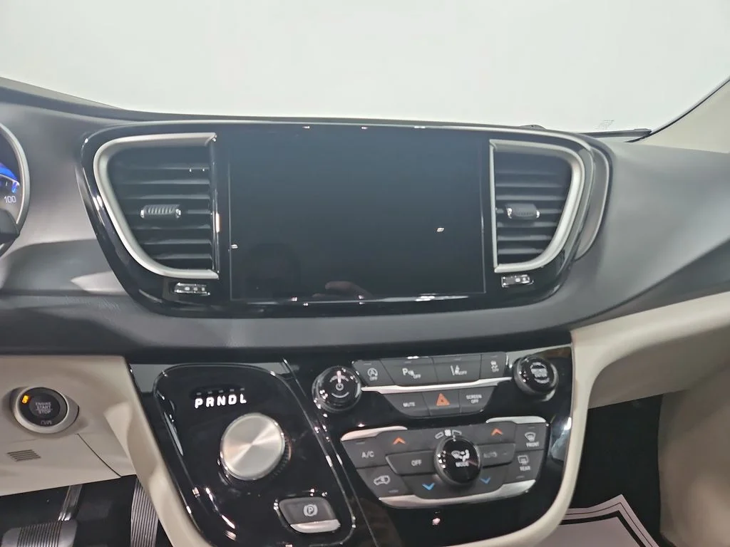 Used 2023 White Chrysler Touring L image 19