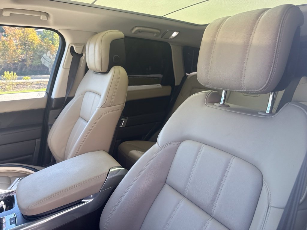 Used 2022 Fuji White Land Rover SE image 10