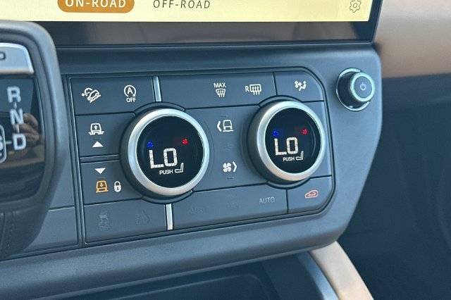 New 2026 Woolstone Green Land Rover X-Dynamic SE image 19