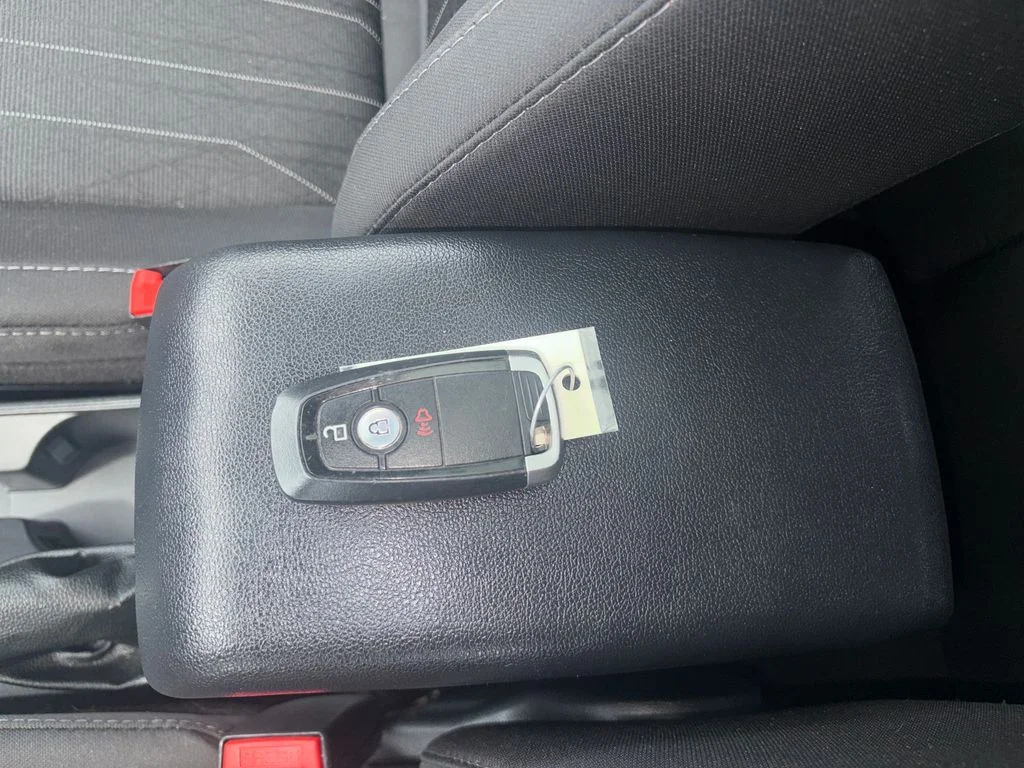 Used 2021 Red Ford SE image 29