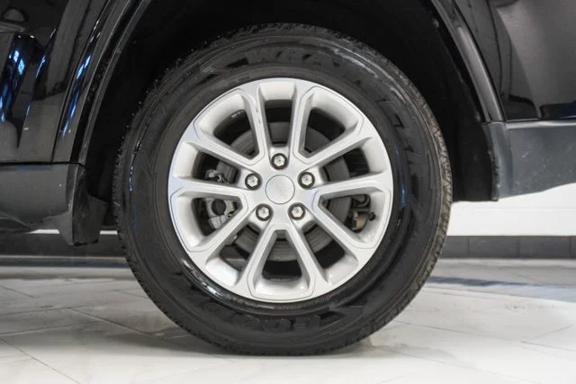 Used 2022 Black Jeep Laredo E image 30