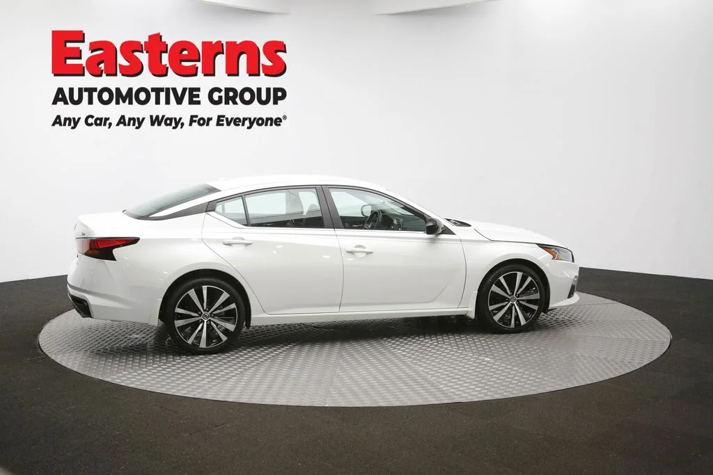 Used 2022 White Nissan 2.5 SR image 39