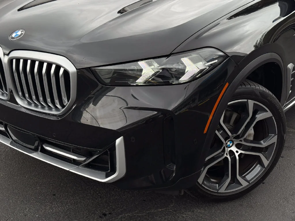 Used 2024  BMW sDrive40i image 3