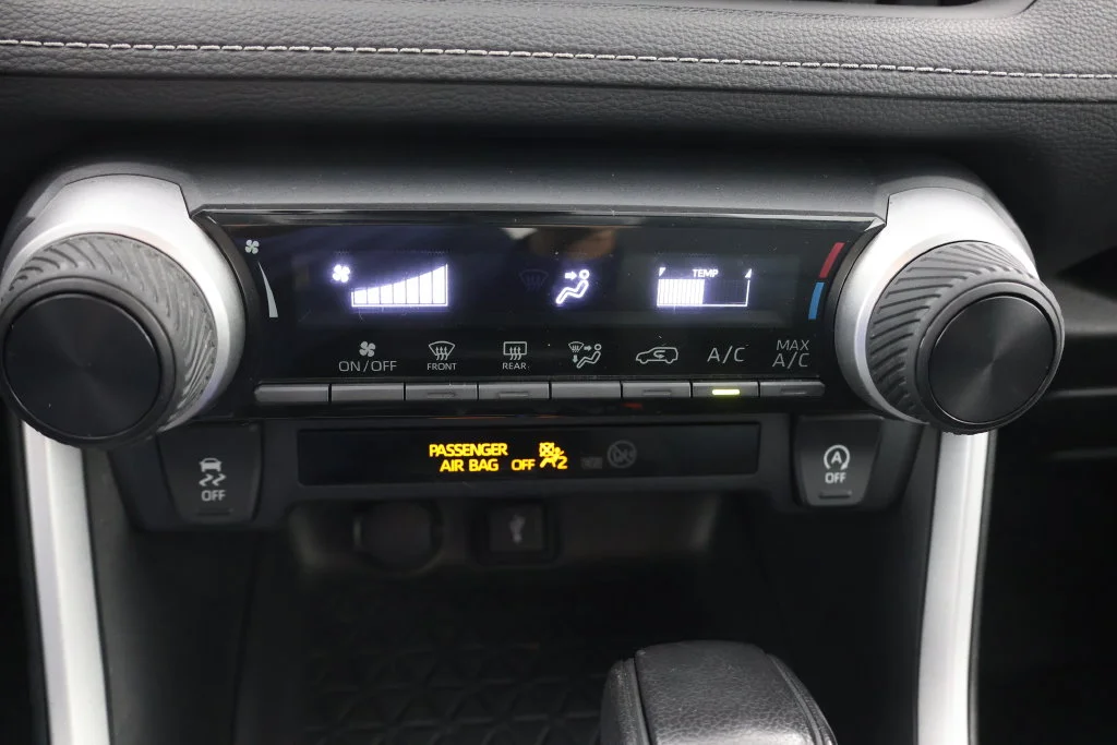 Used 2022 Pearl Toyota LE image 15