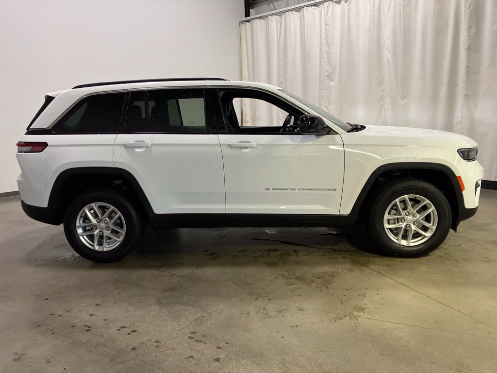 New 2026 Bright White Clear-Coat Exterior Paint Jeep Laredo image 26