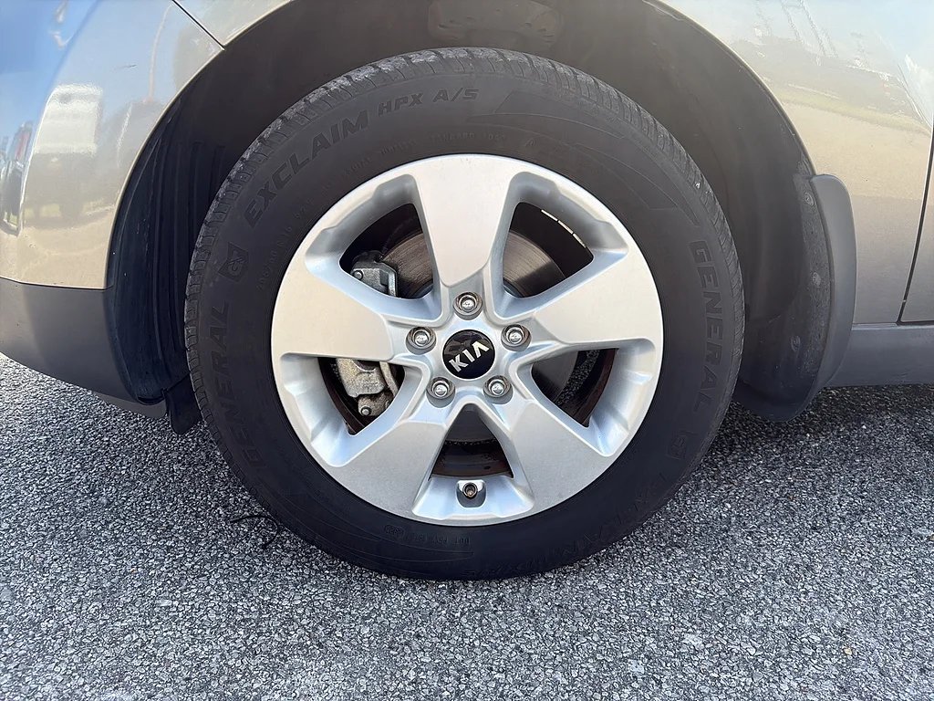 Used 2019 Titanium Gray Kia  image 9