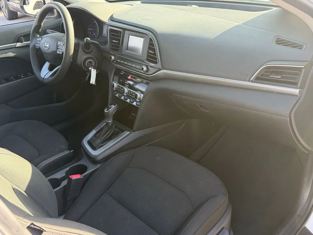 Used 2020 White Hyundai SE image 16