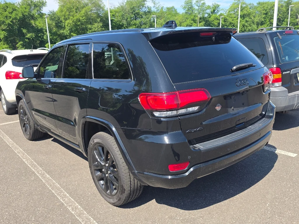 Used 2021 Diamond Black Crystal Pearl Coat Jeep Laredo X image 4