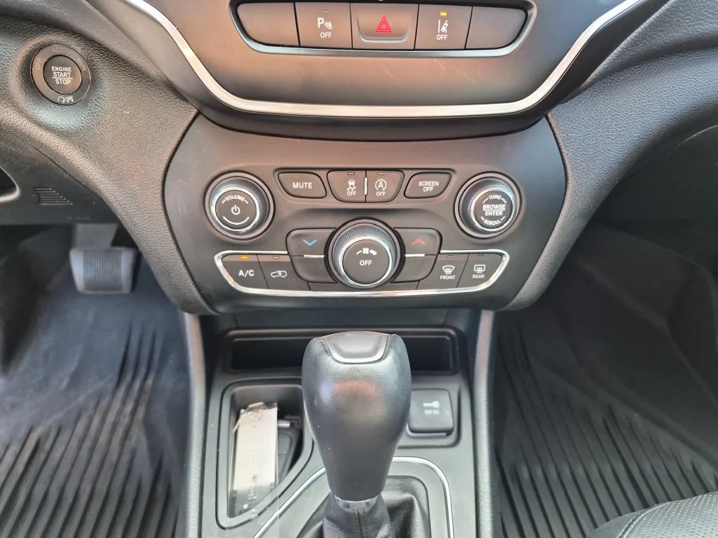 Used 2021 White Jeep Latitude Lux image 24