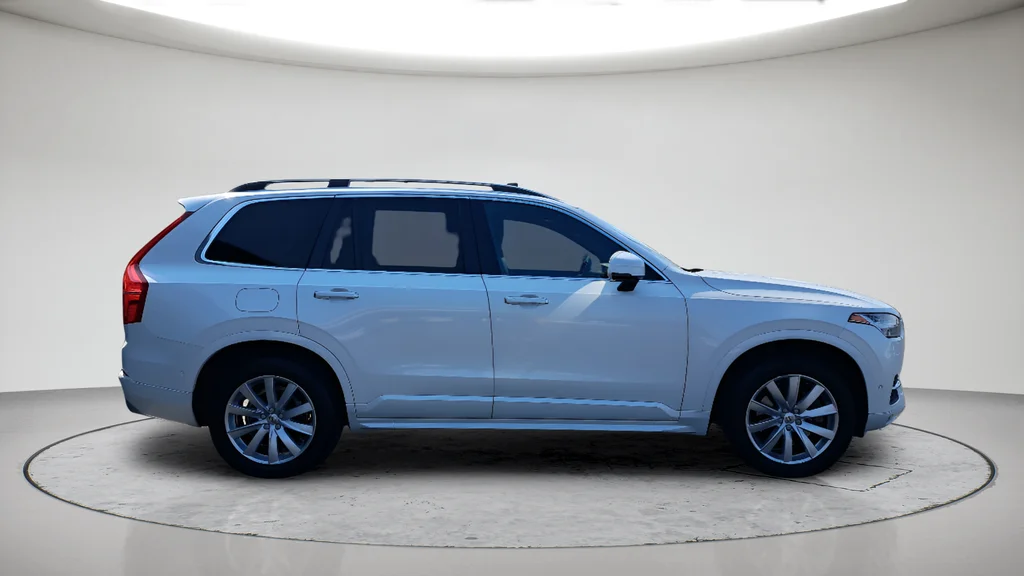 Used 2019 White Volvo T6 Momentum image 2