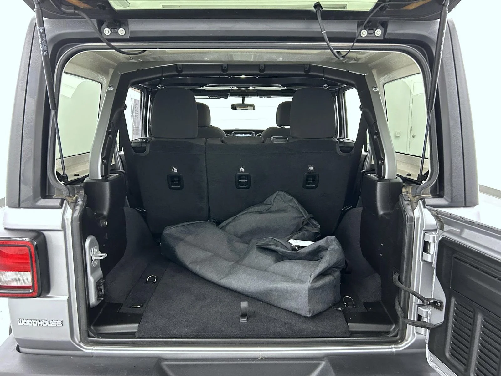 Used 2019 Silver Jeep Unlimited Sport S image 23